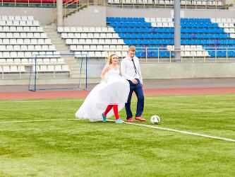Dekoratives Foto eines Paares auf einem Fußballplatz
